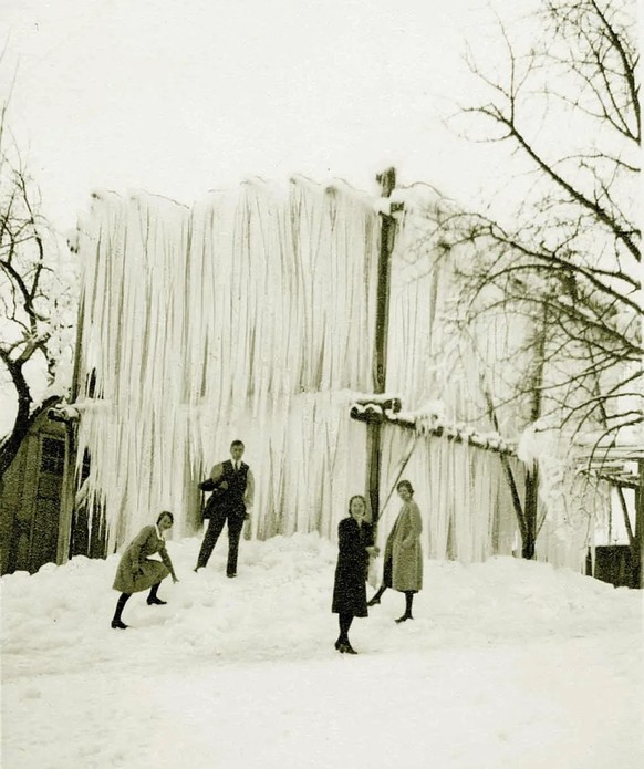 Ein Eisgalgen bestand aus einem Gerüst mit aufgelegten Holzbalken. Sanken die Temperaturen auf unter minus drei Grad, wurden diese mit Wasser berieselt. Dabei entstanden Eiszapfen, die mehrere Meter l ...