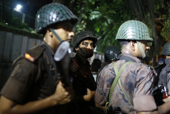 Soldaten am 1. Juli in Dhaka im Einsatz.