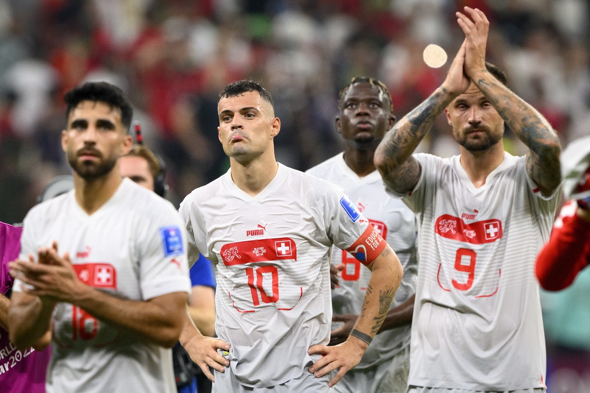 epa10353042 A dejected Granit Xhaka of Switzerland and teammates after the FIFA World Cup 2022 round of 16 soccer match between Portugal and Switzerland at Lusail Stadium in Lusail, Qatar, 06 December ...