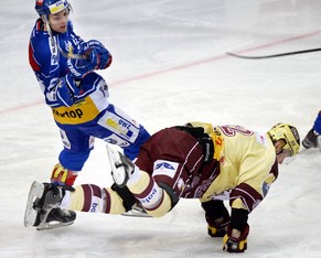 Cédric Hächler (links) stoppt Servettes Lennart Petrell.