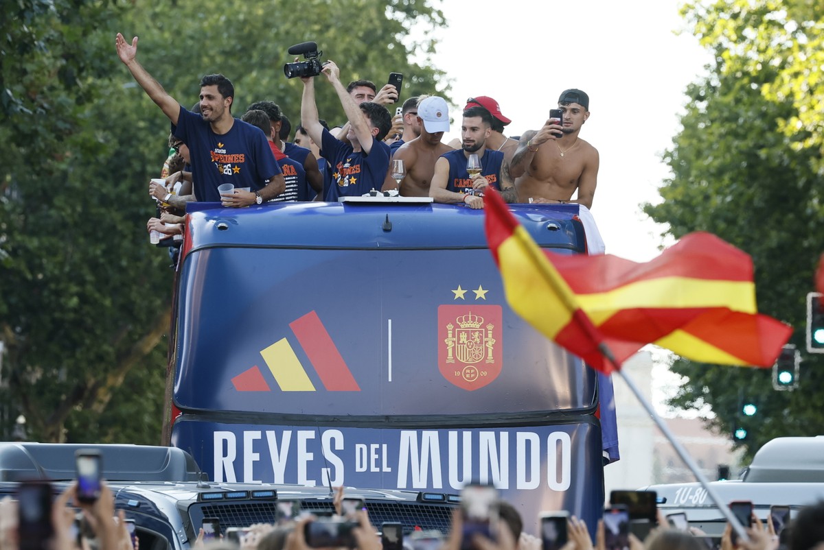 epa13123590 Spanish national soccer players celebrate the FIFA World Cup win during an open-top bus parade in Madrid, Spain, 20 July 2026. Spain beat Argentina in the 2026 World Cup final match 1-0 on ...
