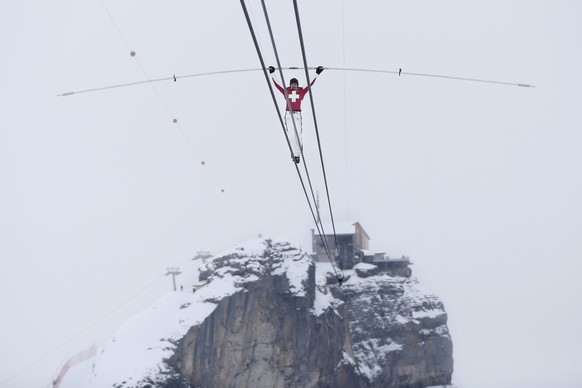 Swiss tightrope artist Freddy Nock walks on a rope towards the Schilthorn in the Bernese Alps, Switzerland, December 10, 2014. (KEYSTONE/Peter Klaunzer)