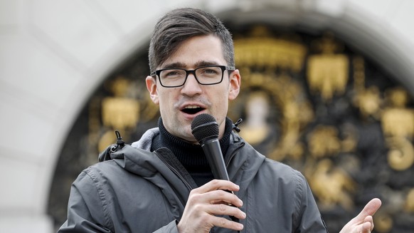 epa07503808 Martin Sellner, leader of the far-right Identitarian Movement Austria (Identitaere Movement Oesterreich), addresses supporters during a demonstration in front of the Austrian Ministry of Justice...
