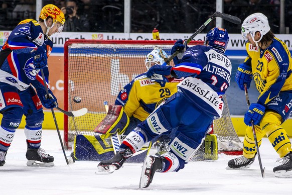 ZSC Lions Stuermer Chris Baltisberger, Mitte rechts, gegen HC Davos Torhueter Sandro Aeschlimann waehrend dem Eishockey-Meisterschaftsspiel der National League A zwischen den ZSC Lions und dem HC Davo ...