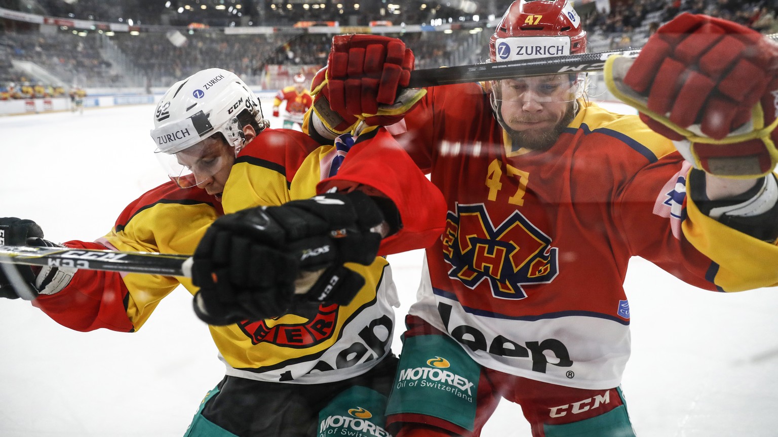 Berns Gaetan Haas, links, im Kampf mit Biels Marco Maurer, rechts, im Eishockey Viertelfinal Cupspiel zwischen dem EHC Biel und dem SC Bern, am Dienstag, 21. November 2017, in der Tissot Arena in Biel ...