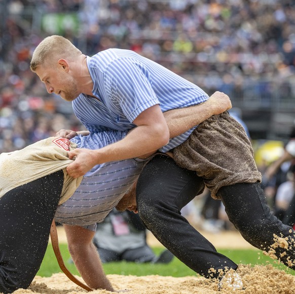 Benjamin Gapany, links, und Michael Ledermann, rechts, im 1. Gang beim Eidgenoessischen Schwing- und Aelplerfest 2025 Glarnerland (ESAF), am Samstag, 30. August 2025, in Mollis. (KEYSTONE/Urs Flueeler ...