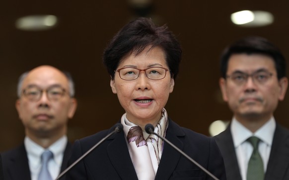 Demonstranten fordern den Rücktritt von Regierungschefin Carrie Lam 