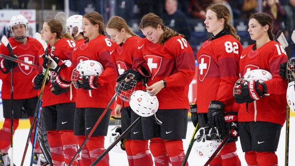 epa10159583 Players of Switzerland react after losing the IIHF Ice Hockey Women's World Championship bronze medal match between Switzerland and Czech Republic, in Herning, Denmark, 04 September 2 ...