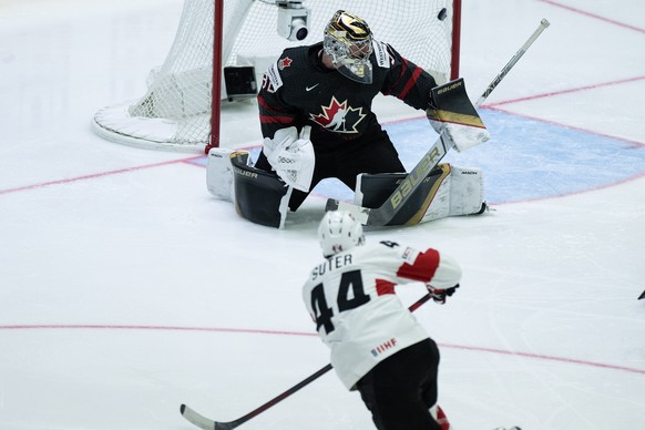 epa09963356 Switzerland&#039;s Pius Suter (front) scores the 5-3 lead against Canada&#039;s goalie Logan Thompson (back) during the IIHF Ice Hockey World Championship group A preliminary round match b ...