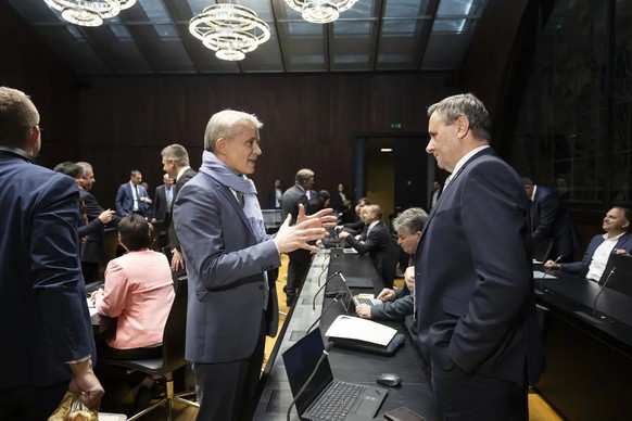4. Dezember: Beat Jans diskutiert mit dem Berner SVP-Ständerat Werner Salzmann vor dem Hearing bei der Konferenz bäuerlicher Parlamentarier.