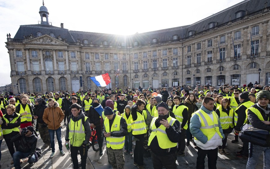 epa07217946 Protesters wearing yellow vests (gilets jaunes) demonstrate in Bordeaux, France, 08 December 2018. The so-called &#039;gilets jaunes&#039; (yellow vests) are a protest movement, which repo ...