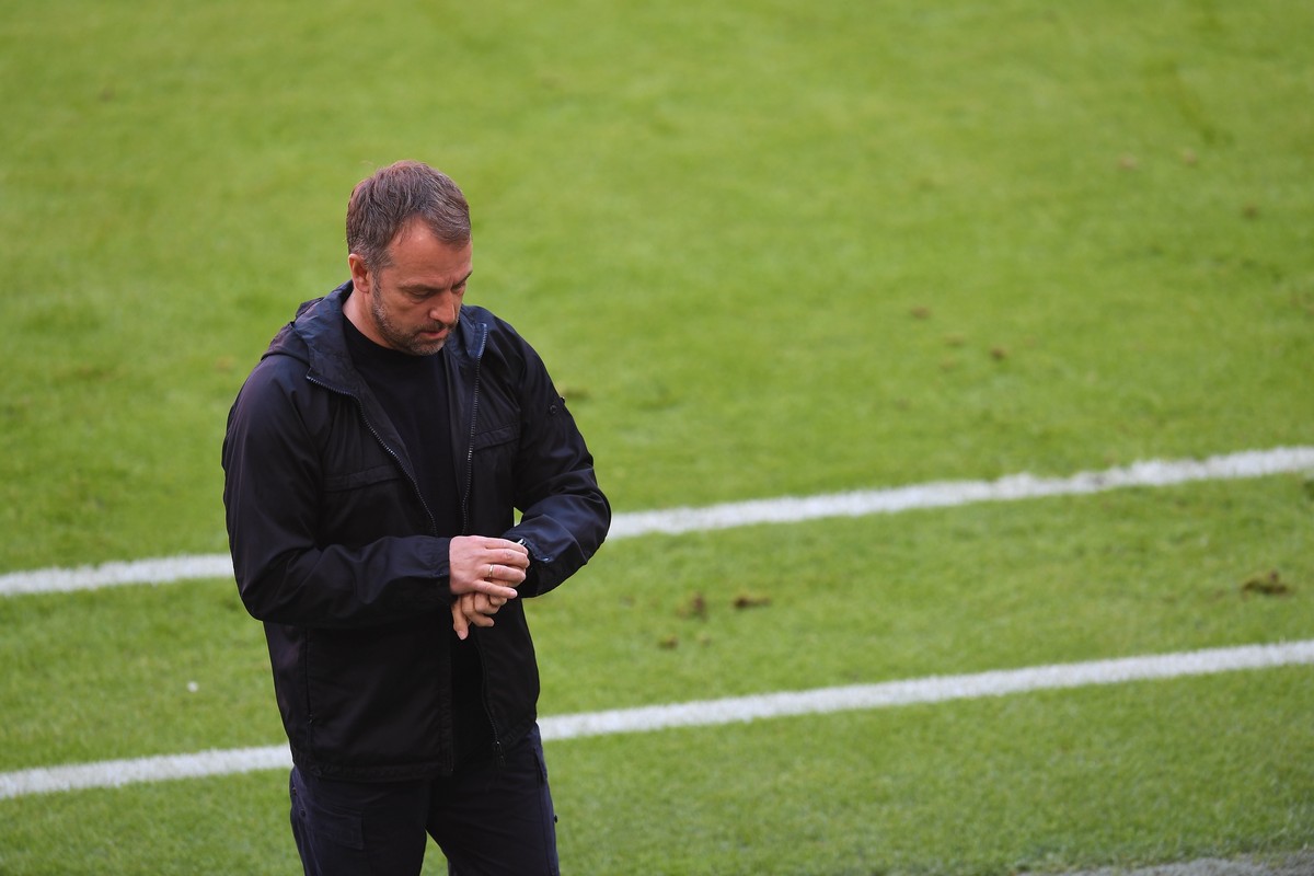 epa09126618 Bayern's head coach Hansi Flick checks his watch during the German Bundesliga soccer match between FC Bayern Munich and Union Berlin in Munich, Germany, 10 April 2021. EPA/ANDREAS GEB ...