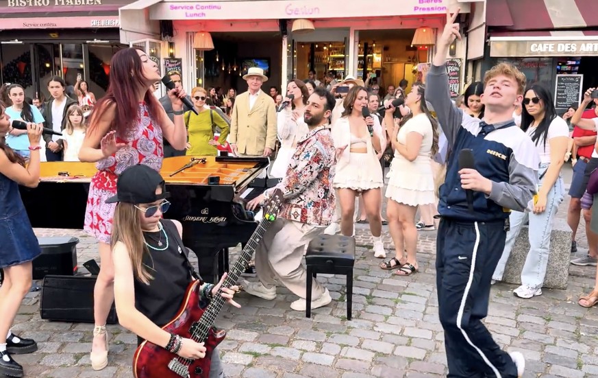 Bohemian Rhapsody»-Flashmob in Paris geht auf Social Media viral