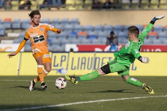 Le joueur Zurichois Lucas Andersen, gauche, lutte pour le ballon avec le gardien lausannois Kevin Martin, droite, lors de la rencontre de football de Super League entre le FC Lausanne-Sport, LS, et le ...