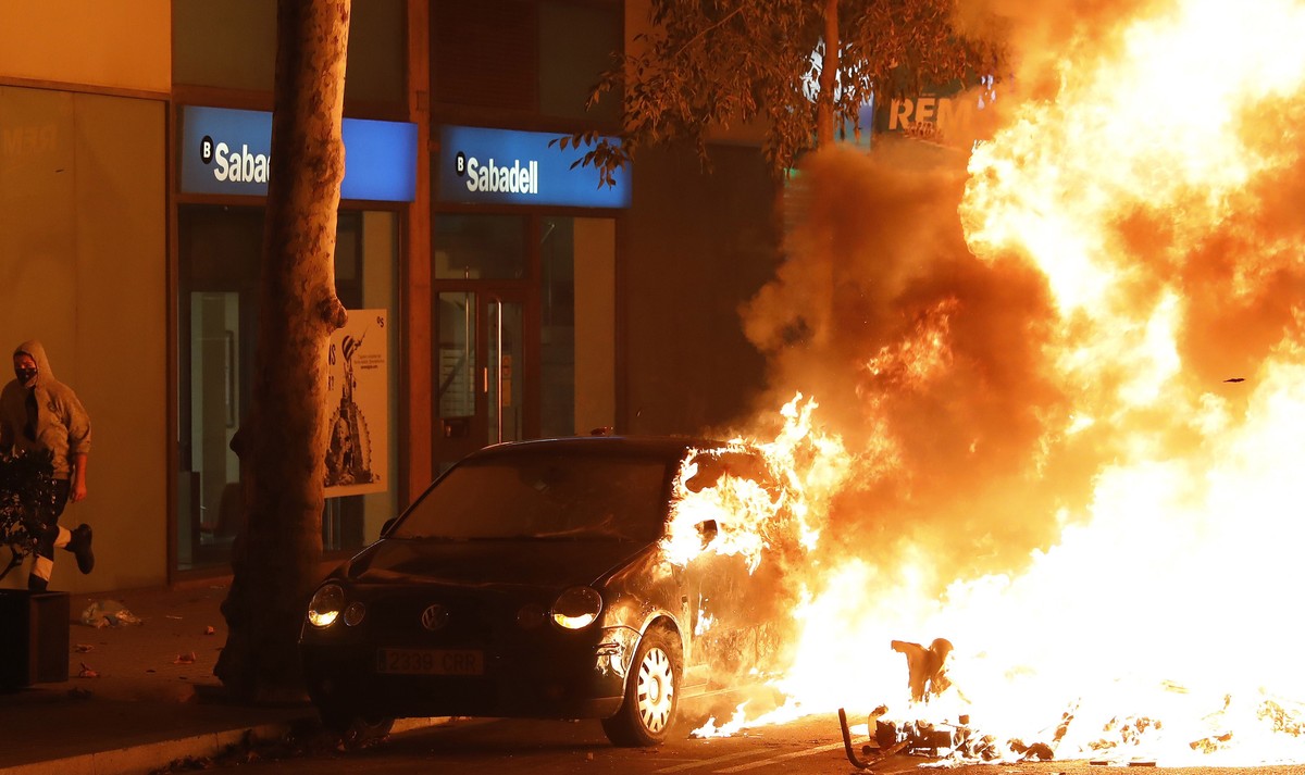 epa07926212 A car is consumed by flames during riots against the Spanish Supreme Court's ruling of multiple jail terms for pro-independence leaders, in Barcelona, northeastern Spain, 16 October 2 ...