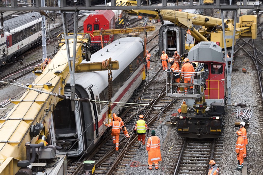 Ein Wagen eines am Vorabend entgleisten ICE-Zuges wird geborgen am Bahnhof SBB in Basel, am Donnerstag, 30. November 2017. (KEYSTONE/Georgios Kefalas)