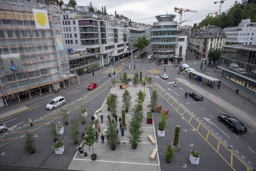 Der Carparkplatz auf dem Loewenplatz in Luzern wurde zur Zwischennutzung in eine Gruenzone mit Sitzelementen umgestaltet, am Montag, 8. Juni 2020. Normalerweise wird dieser Platz als Terminal fuer Car ...