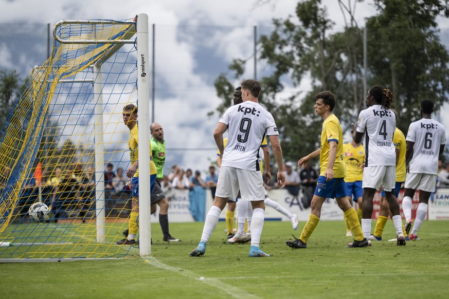 Der Ball zappelt einmal mehr im Tor der Walliser, der Berner Captain Cedric Itten, Mitte, freut sich, im Spiel des 1/32 Finals des Schweizer Fussball Cups zwischen dem FC Printse-Nendaz, 2. Liga, und  ...