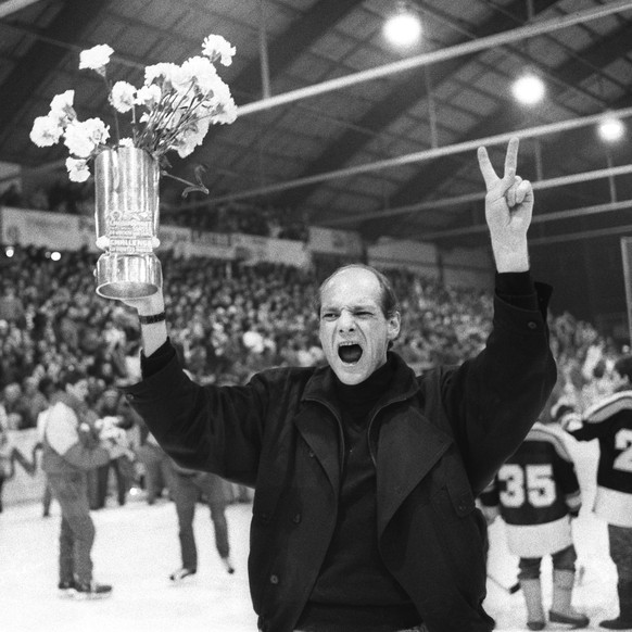 ARCHIVBILD ZUM KEYSTONE-SDA-TEXT ZUM JUBILAEUMSJAHR 1990 --- Der ueberglueckliche HC Lugano-Trainer John Slettvoll haelt nach dem 5 zu 7 Sieg gegen den HC Davos den Eishockey-Meisterbecher in die Hoeh ...