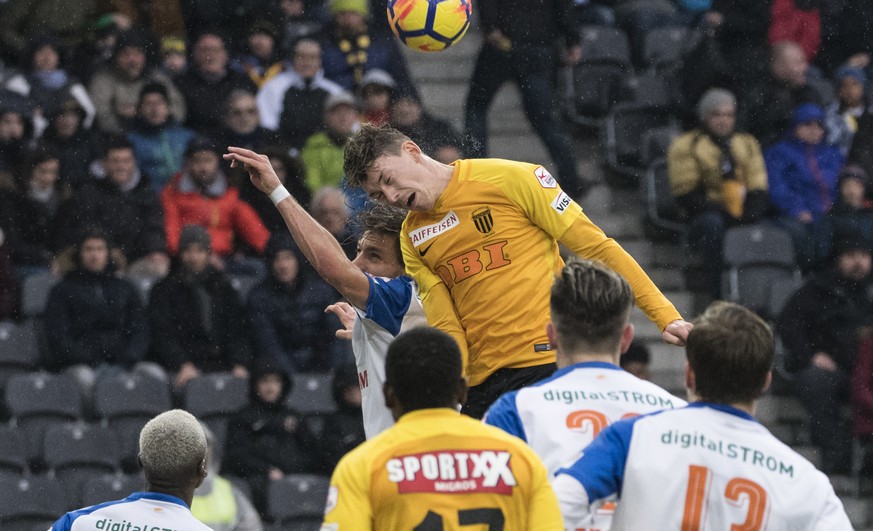 YBs Christian Fassnacht, rechts, kaempft um dem Ball gegen Grasshopper Numa Lavanchy im Super League Spiel zwischen dem BSC Young Boys Bern und dem Grasshopper Club Zuerich, am Sonntag, 11. Maerz 2018 ...