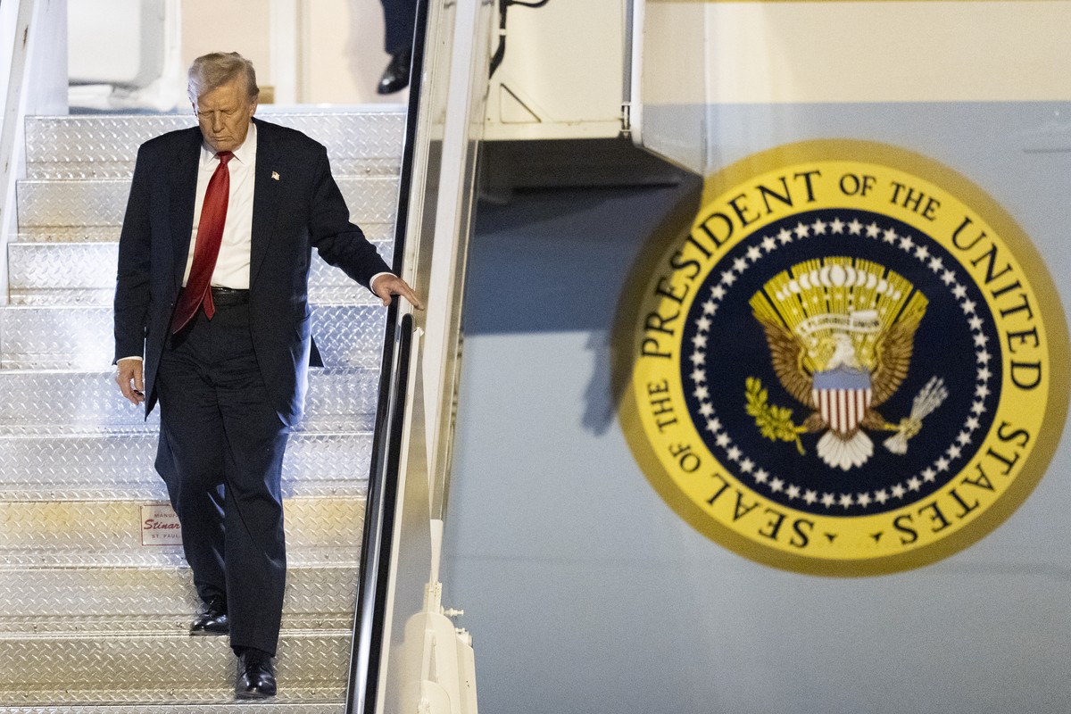 President Donald Trump arrives on Air Force One at Palm Beach International Airport, Friday, March 14, 2025, in West Palm Beach, Fla. (AP Photo/Manuel Balce Ceneta)
Donald Trump