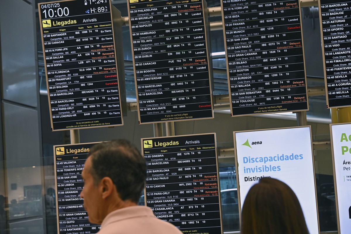 epa12214468 Information screens show canceled or delayed flights at Terminal 4 of Adolfo Suarez Madrid-Barajas international airport, during the second day of a strike by French air controllers, in Ma ...