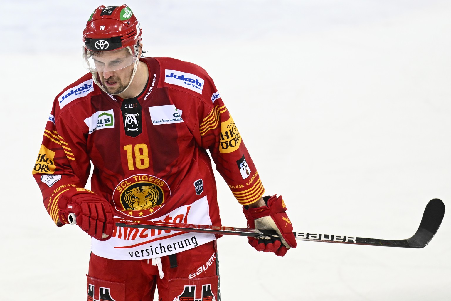 Tigers Sami Lepistoe, laesst den Kopf haengen waehrend dem Qualifikations-Spiel der National League, zwischen den SCL Tigers und dem EHC Kloten, am Samstag 25. Februar 2023, im Ilfisstadion in Langnau ...