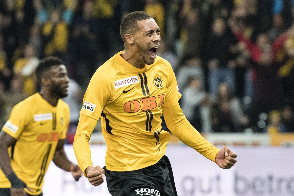 YBs Guillaume Hoarau, links, feiert seinen Treffer zum 1:1 im Fussball Meisterschaftsspiel der Super League zwischen den Berner Young Boys und dem FC Luzern, am Samstag, 6. Oktober 2018, im Stade de S ...