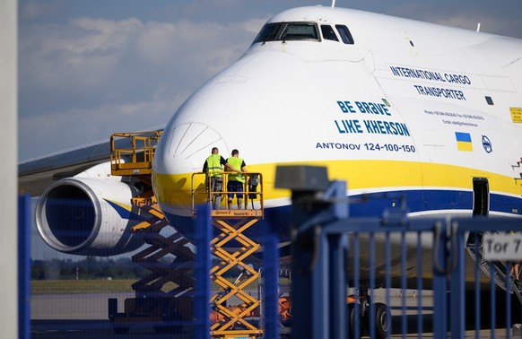 06.08.2026, Sachsen, Schkeuditz: Eine ukrainische Antonov parkt am Flughafen Leipzig/Halle hinter einem Zaun auf dem Flughafengel‰nde. Nach dem Drohnenvorfall in der Nacht zum Mittwoch laufen die Ermi ...