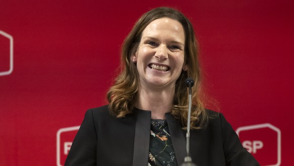 Die Bundesratskandidatin Evi Allemann, Regierungsraetin SP-BE, spricht waehrend ihrem Hearing bei einer ausserordentlichen Parteiratssitzung der SP, am Freitag, 25. November 2022, in Bern. (KEYSTONE/P ...