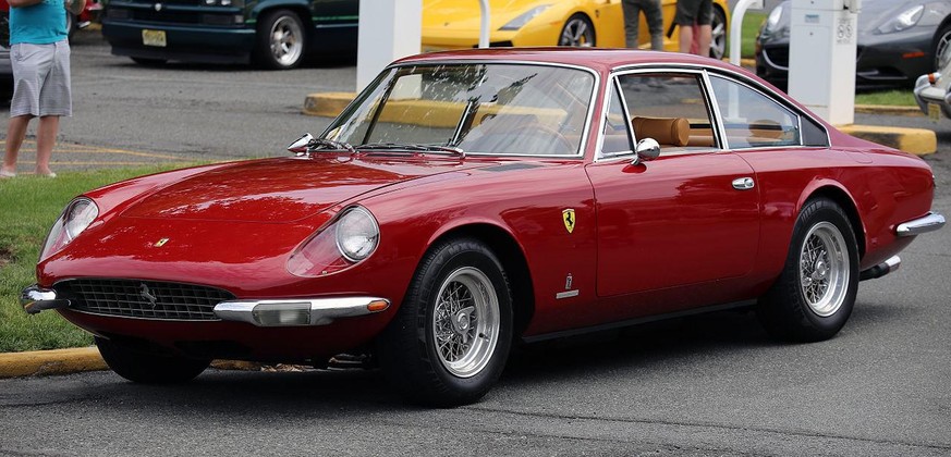 Ferrari 365 GT 2+2 1969 auto retro design Italien https://upload.wikimedia.org/wikipedia/commons/thumb/1/14/1968_Ferrari_365_GT_2%2B2_fL.jpg/1280px-1968_Ferrari_365_GT_2%2B2_fL.jpg