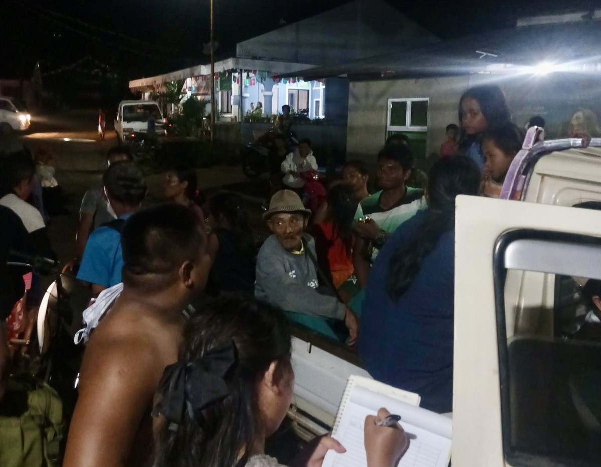 epa11387760 A handout photo made available by Canlaon City Local Government Unit-Public Information Office (CCLGU-PIO) shows villagers queuing to board a vehicle as they evacuate following Kanlaon vol ...