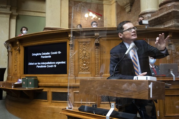 Roger Koeppel, SVP-ZH, stellt eine Frage waehrend der Debatte um die Covid-19 Pandemie, waehrend der Fruehlingssession der Eidgenoessischen Raete, am Mittwoch, 17. Maerz 2021, im Nationalrat in Bern.  ...