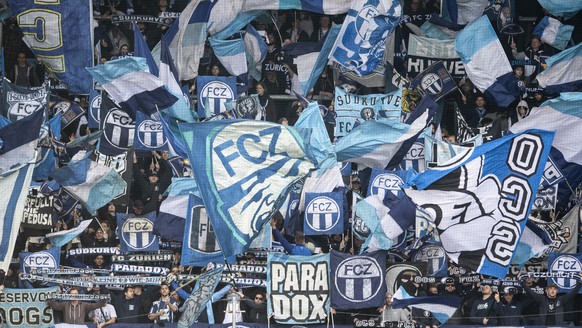 FCZ Fans zeigen ihre Fahnen im Fussball Meisterschaftsspiel der Super League zwischen dem FC Zuerich und dem FC Lugano im Letzigrund, am Sonntag, 3. Maerz 2019 in Zuerich. (KEYSTONE/Ennio Leanza)