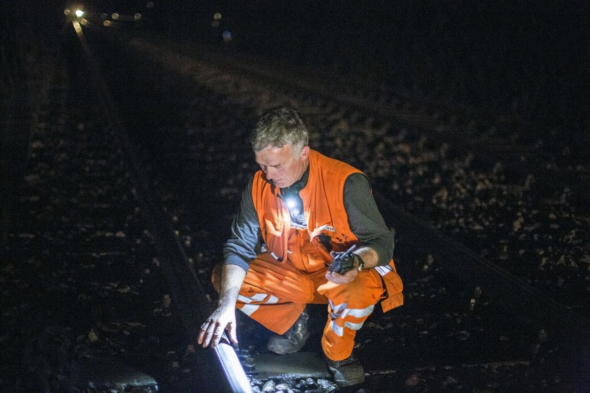 , un employé inspecte le travail, photo prise le 29 avril 2013 dans le tunnel du Loetschberg (l'ancien tunnel reliant Kandersteg à Goppenstein), en Suisse. Le train de broyage restaure le profil  ...