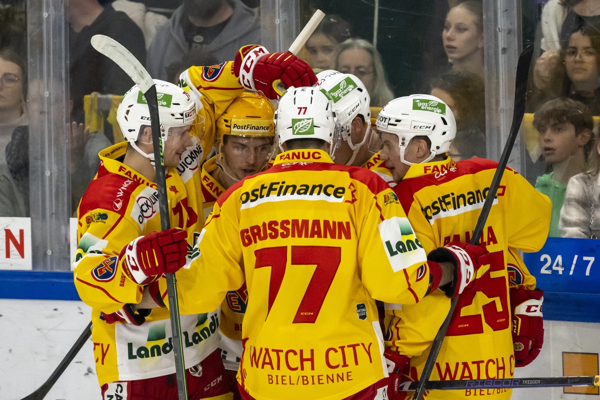Biels Spieler jubeln nach ihrem Tor zum 3:4 beim Eishockey-Qualifikationsspiel der National League zwischen dem HC Ajoie und dem EHC Biel-Bienne in der Raiffeisen Arena in Porrentruy, am Samstag, 15.  ...