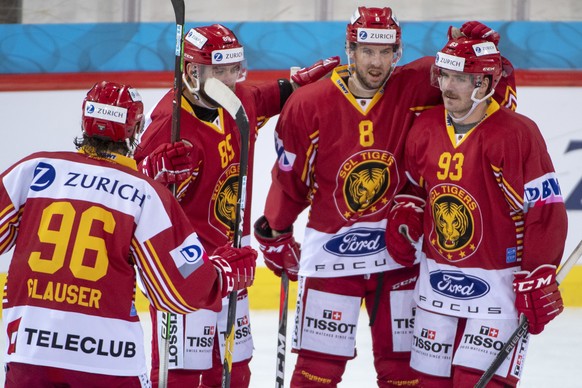 Tigers Andrea Glauser, Mikael Johansson, Larry Leeger, Nolan Diem, von links, jubeln, waehrend dem Viertelfinalspiel, des Swiss Ice Hockey Cup, zwischen den SCL Tigers, und dem HC Genf-Servette, am Di ...