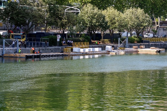 epa12185059 Workers operate on the construction site of the future Grenelle swimming site on the Seine River bank, in the Port de Grenelle, in Paris, France, 19 June 2025. Parisians will be able to sw ...