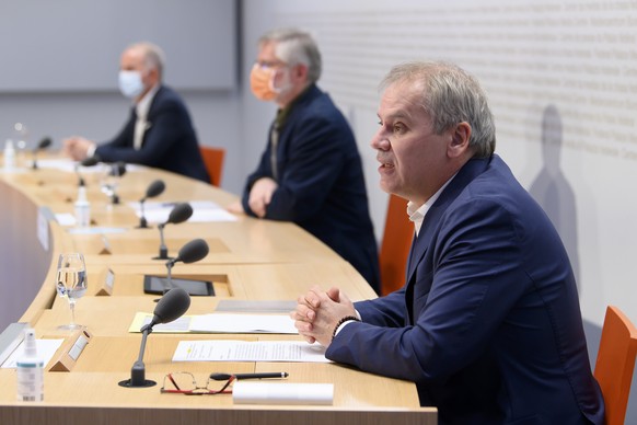 Patrick Mathys, Leiter Sektion Krisenbewaeltigung und internationale Zusammenarbeit, Bundesamt fuer Gesundheit BAG, rechts, spricht an der Seite von Christoph Kueng, Leiter Abteilung Arzneimittelsiche ...