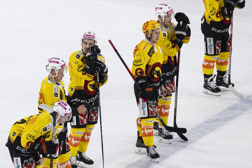 Bern players are disappointed in the National League ice hockey qualifying match between EHC Biel and SC Bern, on Saturday, November 4, 2023, at the Tissot Arena in Biel.  (Keystone/Peter S...