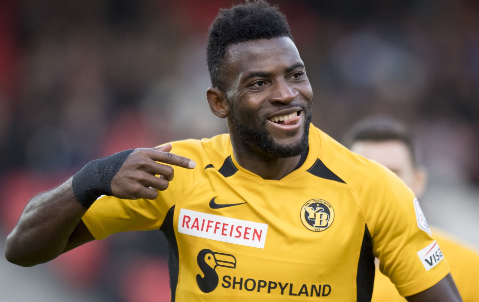 L&#039;attaquant bernois Jean-Pierre Nsame celebre le premier but bernois lors de la rencontre de football de Super League entre le FC Sion et le BSC Young Boys Bern ce dimanche 24 novembre 2019 au st ...