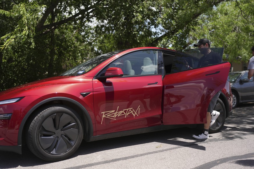 A rider boards a driverless Tesla robotaxi, a ride-booking service, Sunday, June 22, 2025, in Austin, Texas. (AP Photo/Eric Gay)
Musk Self Driving Promises