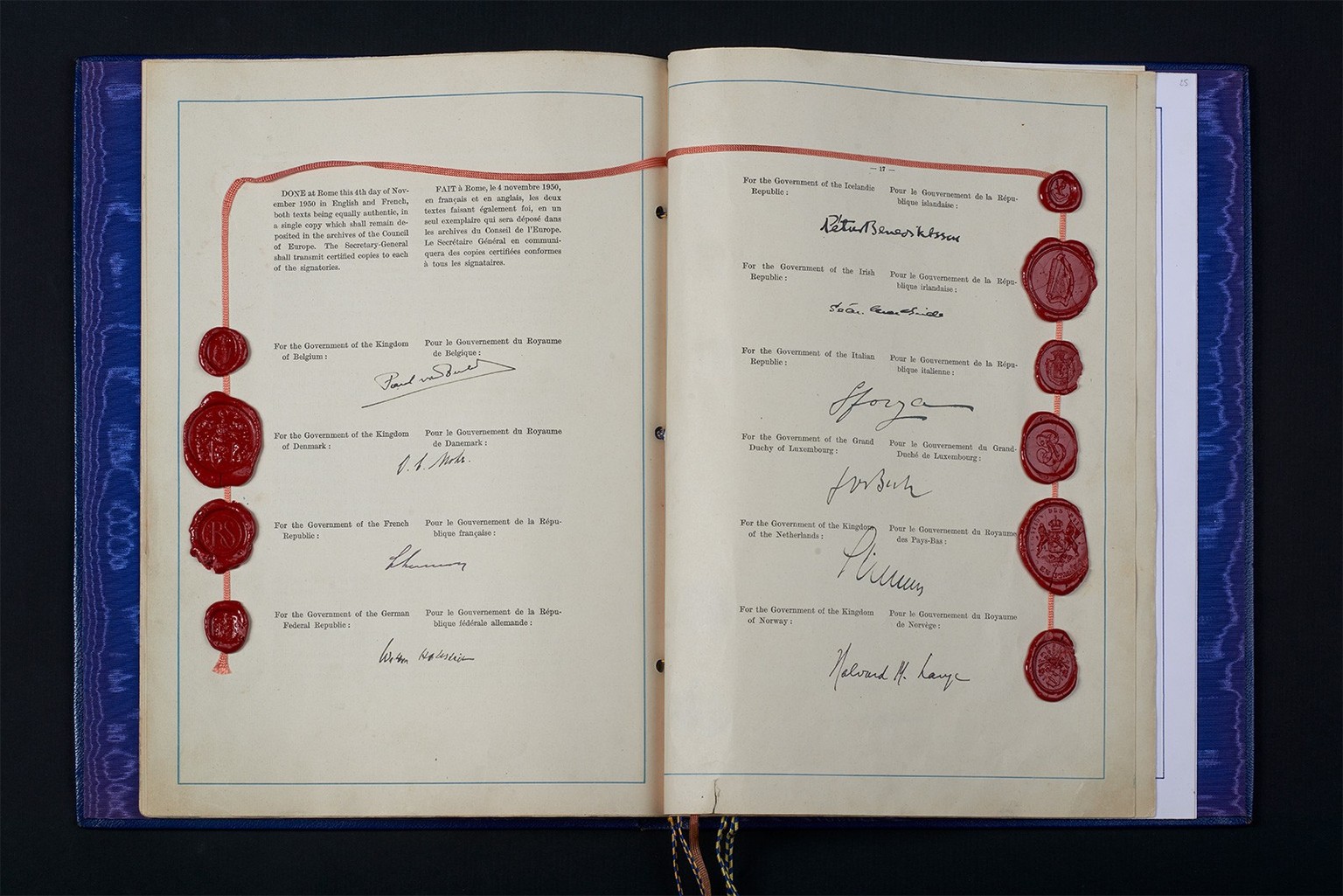 Nach dem Zweiten Weltkrieg gründen zehn westeuropäische Staaten den Europarat. Dieser arbeitet die EMRK aus. Im November 1950 in Rom unterzeichnen die auf 14 angewachsenen Mitgliedstaaten des Europara ...