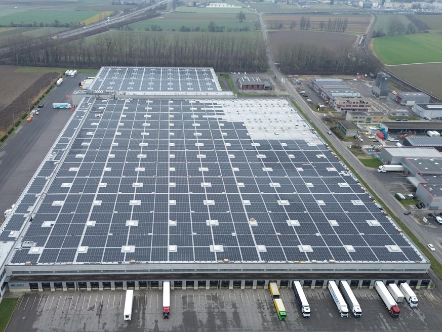 IMAGE DISTRIBUTED FOR AMAG GROUP AG FOR EDITORIAL USE ONLY - Installation photovoltaÔque ‡ Domdidier. // Weiterer Text ueber ots und http://presseportal.ch/fr/pm/100001252/100940326 (obs/AMAG Group AG ...