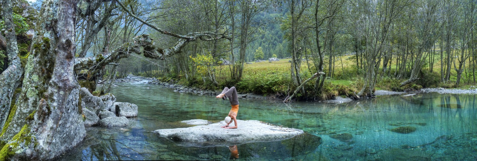 Joga im Val di Mello in Italien.