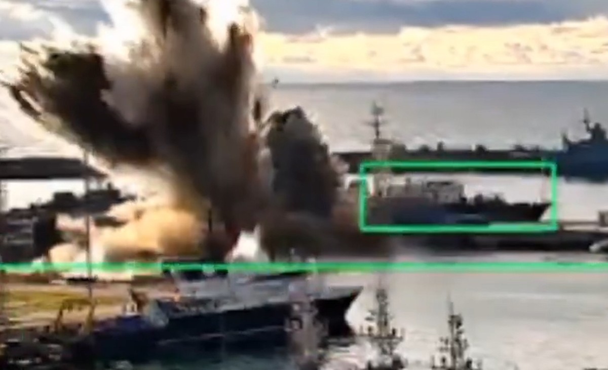Une capture d'écran du port de Novorossiisk sur la mer Noire, lors de l'attaque sur le sous-marin russe.