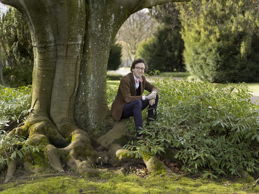 Portrait of Thomas Meyer, Swiss author and artist, taken at the cemetery Sihlfeld in Zurich, Switzerland, on February 12, 2016. (KEYSTONE/Gaetan Bally)

Thomas Meyer, Schriftsteller und Kuenstler, por ...