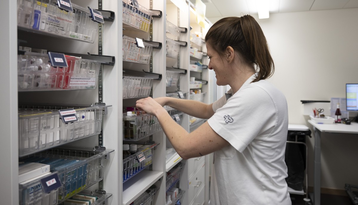 Eine Pflegefachfrau bei der Zubereitung der Medikation eines Patienten der Intensivpflegestation des Schweizer Paraplegiker Zentrum, fotografiert am Dienstag, 16. Januar 2024 in Nottwil. Das Schweizer ...