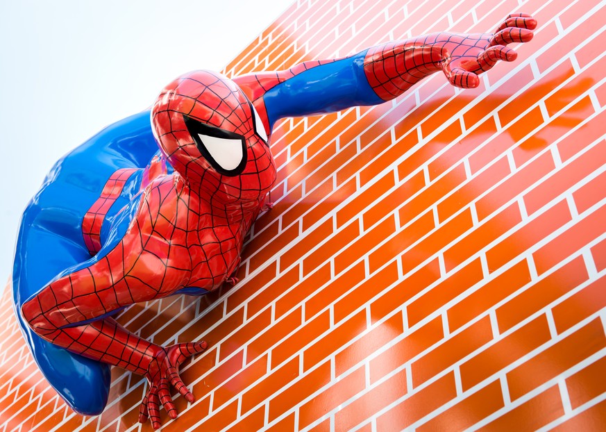 Spiderman-Model in Thailand: Die Kletterkünste des Superhelden funktionieren nur in der Fiktion.