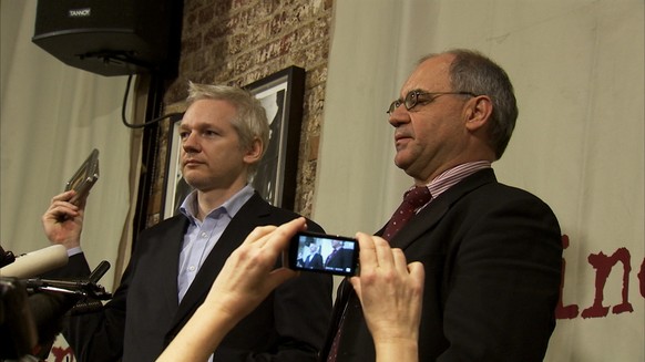 2011 übergibt Elmer Julian Assange von WikiLeaks zwei CDs mit Bär-Kundendaten und wird wegen Verletzung des Bankgeheimnisses für sechs Monate in Untersuchungshaft gesteckt.<br data-editable="remove">